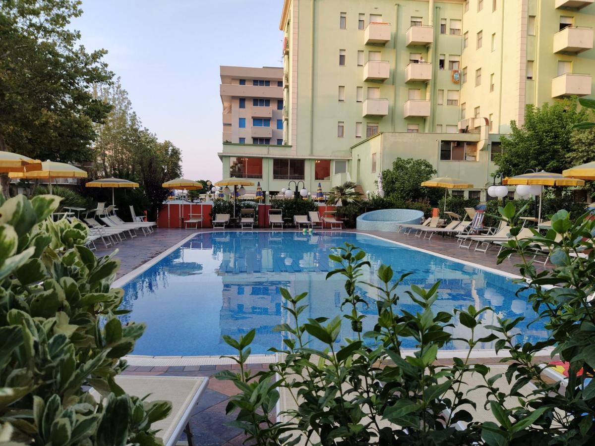 Hotel Prestigio Cesenatico Kültér fotó